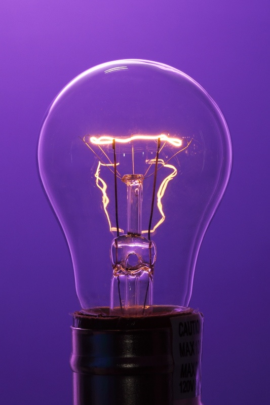 Lächelnde Person mit geschlossenen Augen